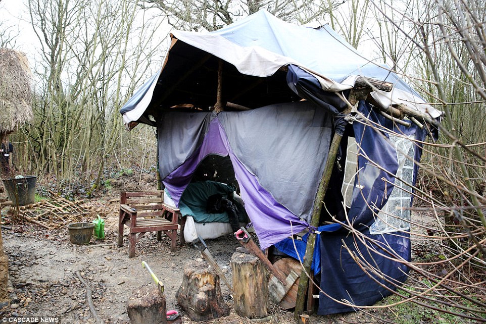 Sárpalotát épített magának a Tesco-munkásból lett londoni hajléktalan