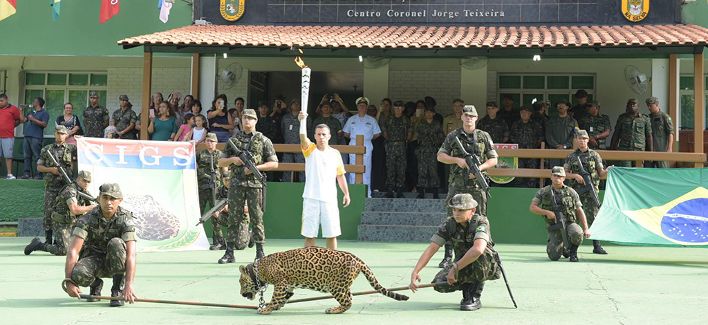 Először pózoltak vele, majd lelőtték az olimpiai jaguárt