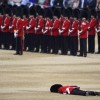 Ájult katona az angol királynő szülinapi ünnepségén