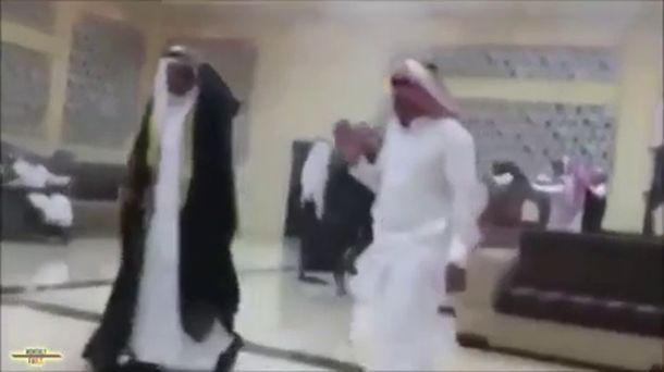 Mert minden buliban van egy zűrös arc