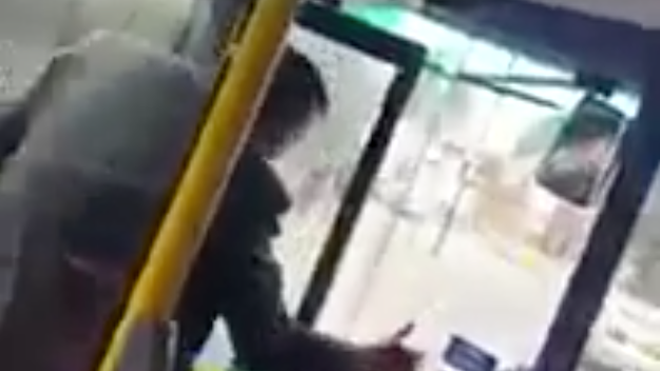Rasszista támadás a lengyel buszsofőr ellen egy londoni buszon